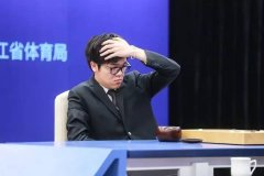 器人上菜啊？有个年轻标致的一点的办事员 